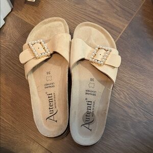 Autenti Women's Pearl Buckle Tan Slide Sandals